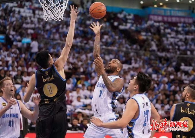  格林拳击对手遭禁赛，勇士内线雪上加霜  